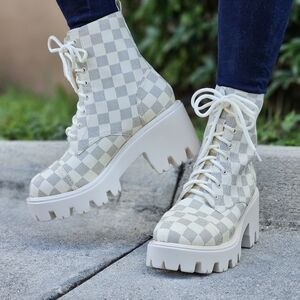 Womens Checkered Lace Up Block Heel Boots